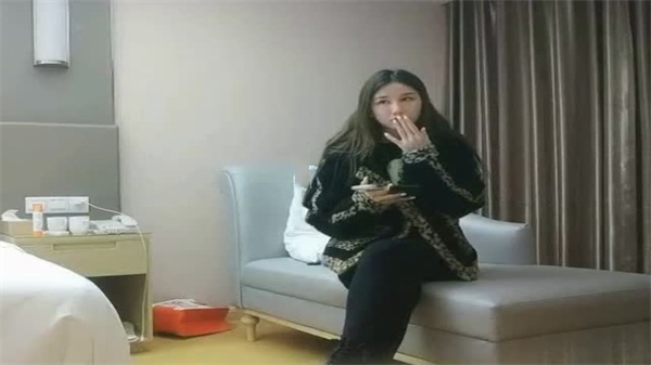 利哥探花首战 极品小姐姐被大鸡巴小伙狂干到逼裂汁喷